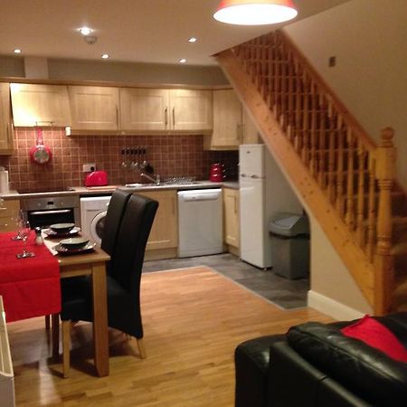 Courtyard Apartments Каслбар Экстерьер фото