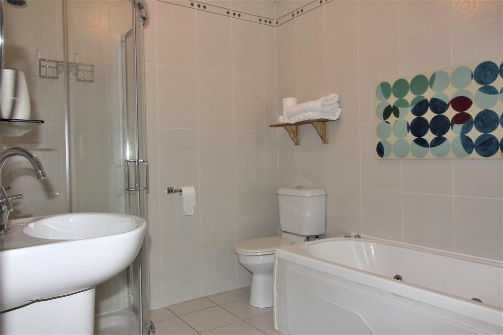 Courtyard Apartments Каслбар Экстерьер фото